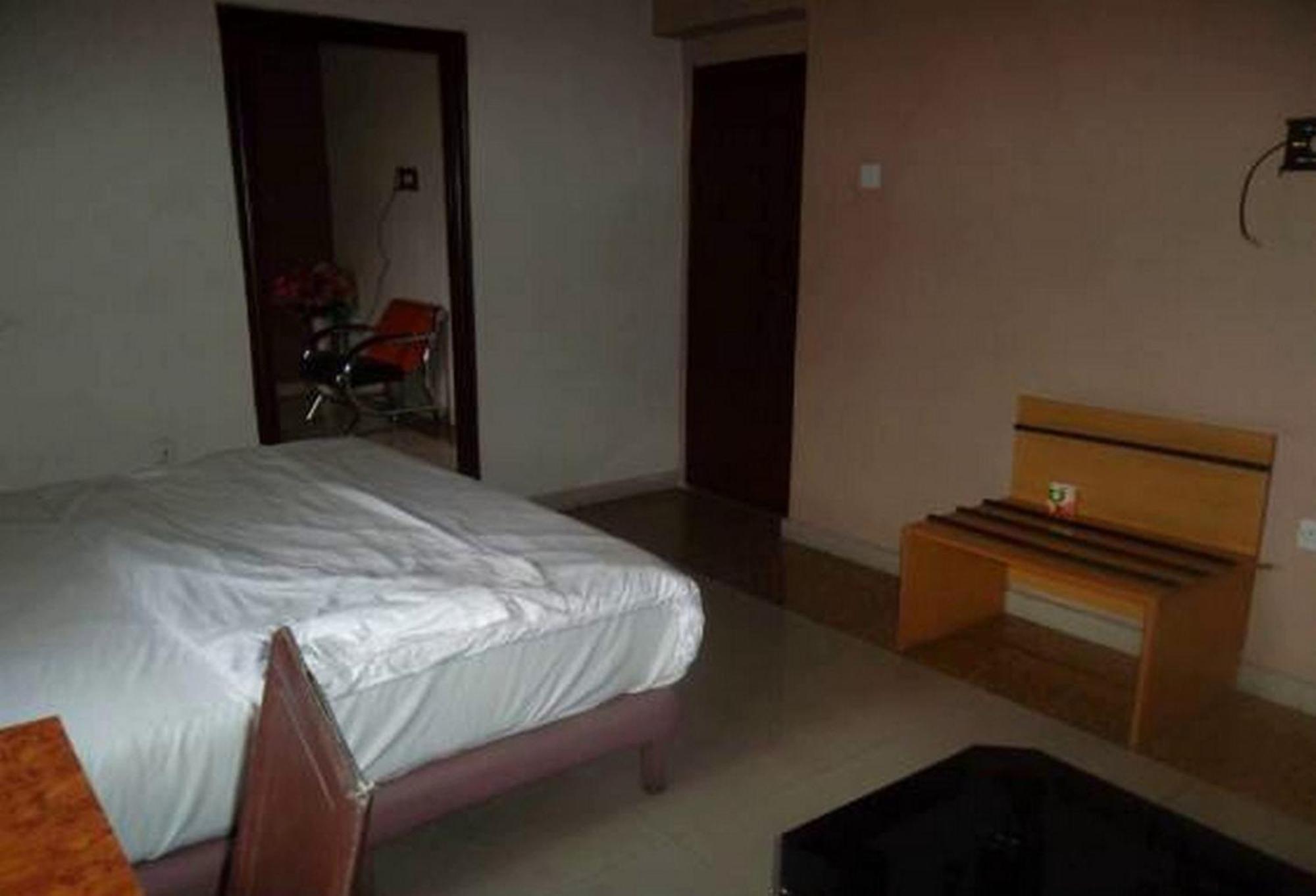 Room In Lodge - Clen-Phil Hotels And Suite Port Harcourt Exterior photo