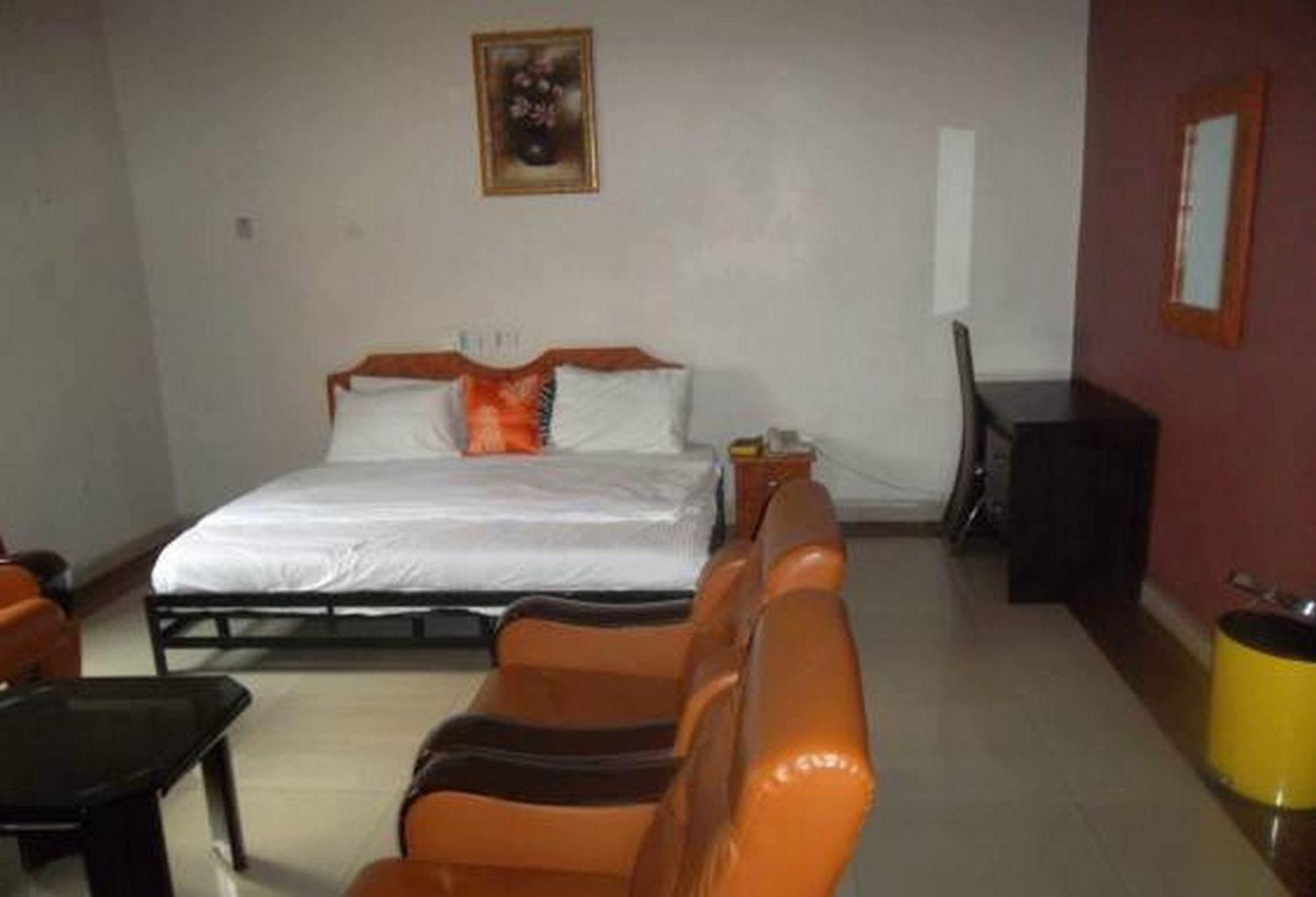 Room In Lodge - Clen-Phil Hotels And Suite Port Harcourt Exterior photo